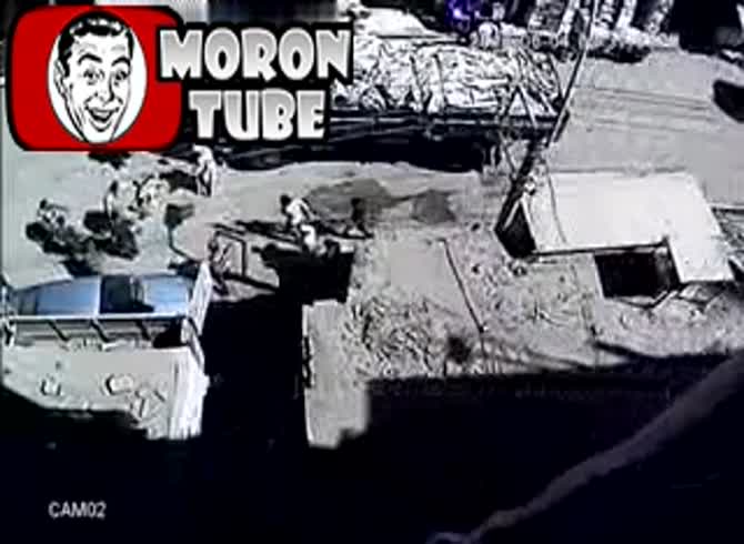 Video :He jumps beneath a truck's wheels to end his life (public cautioned)